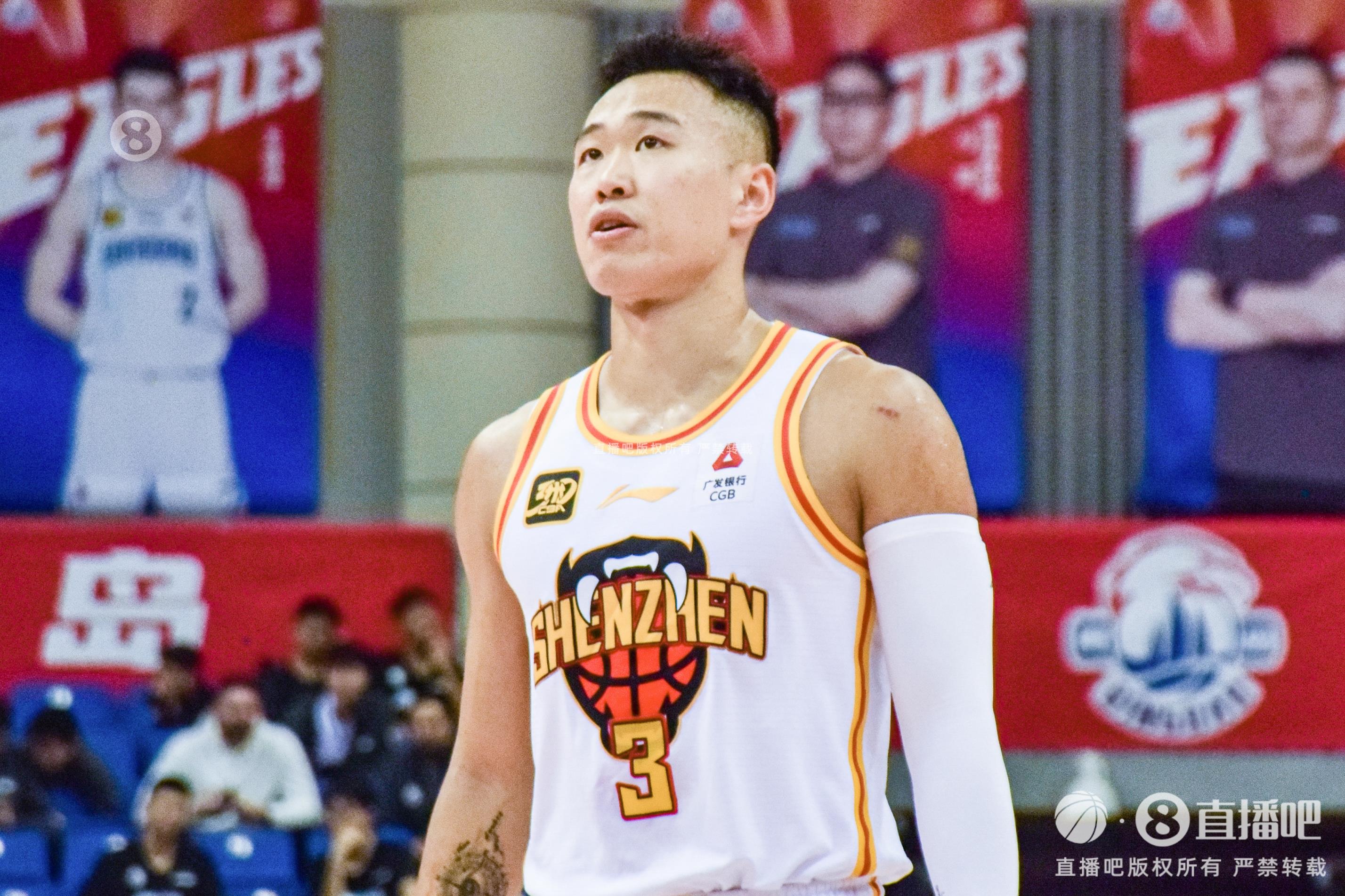 下半場(chǎng)沒給打！賀希寧14分鐘3中0無得分 僅拿3籃板